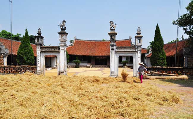 visit hanoi duong lam village communal house